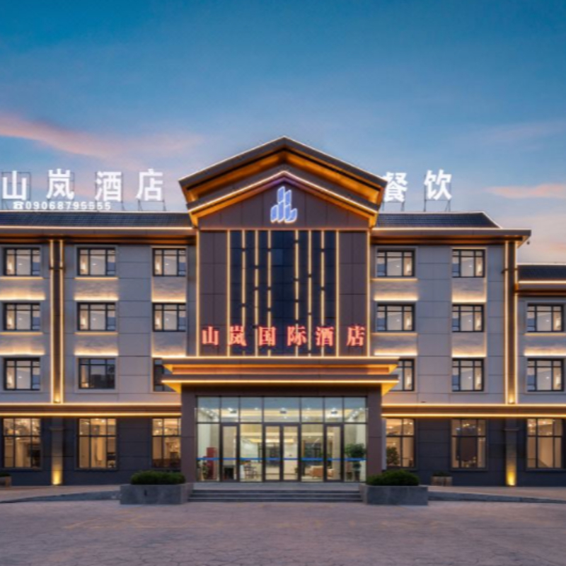 自助洗衣 健身房 酒店对面有雪场大巴停靠点，距离10米 酒店步行11分钟可至可可托海三号坑景点
