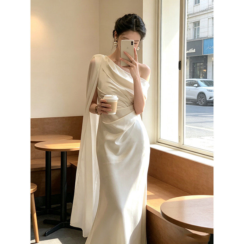 白色缎面斜肩连衣裙女2026夏季新款气质高级感飘带修身晚礼服长裙