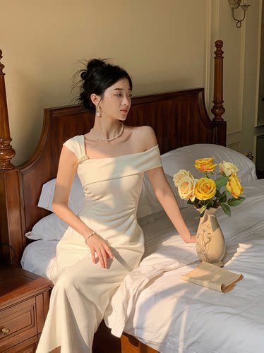 白色一字肩订婚小礼服连衣裙女