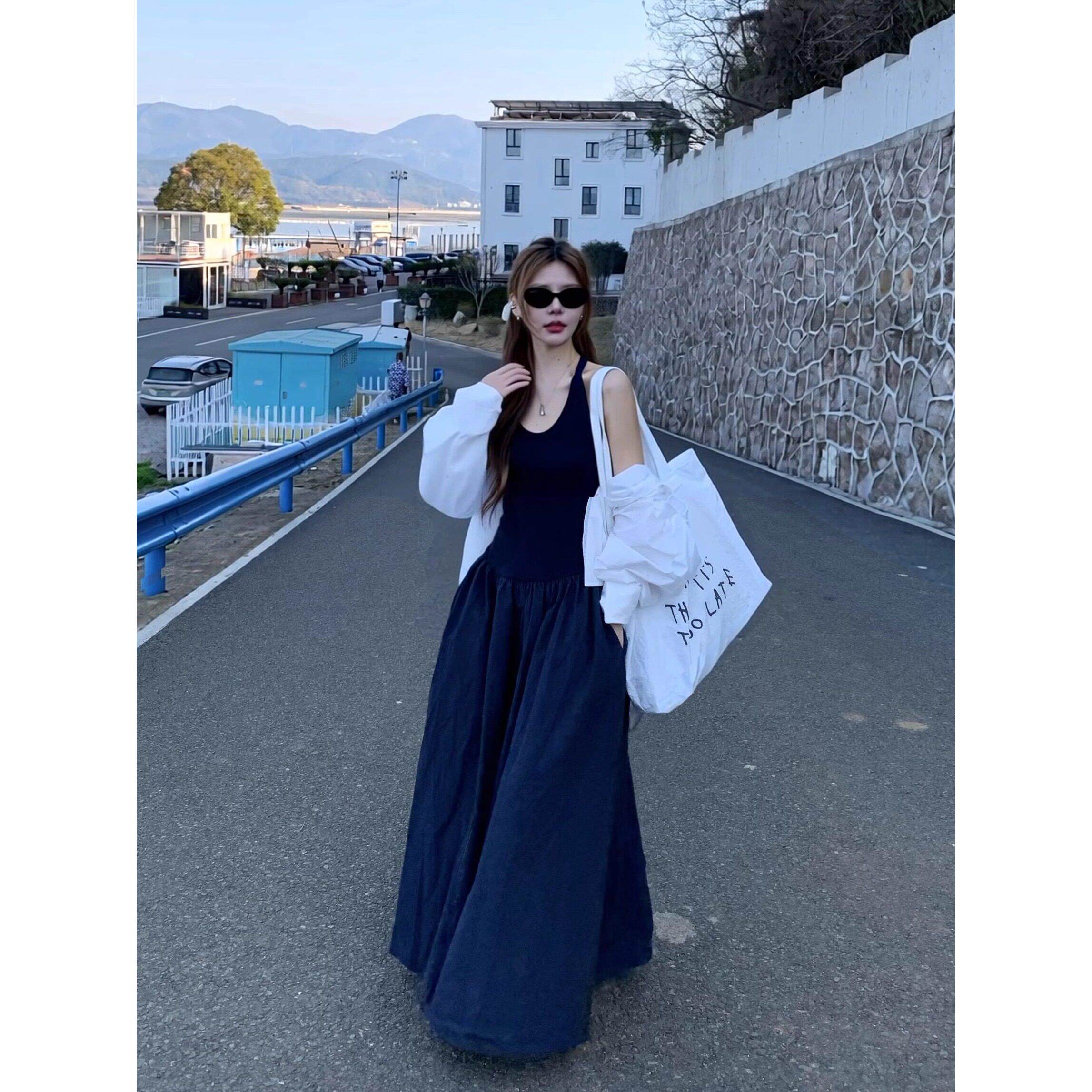 法式设计感挂脖吊带连衣裙女2026夏新款气质收腰无袖海边度假长裙