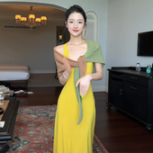 韩系气质黄色吊带连衣裙设计感简单大方度假风收腰a字长裙两件套