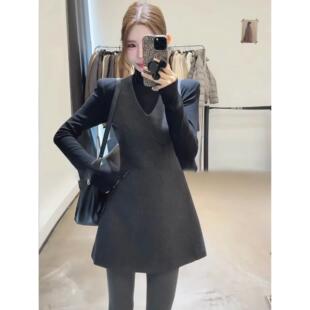 灰色V领毛呢连衣裙子女秋冬设计感显瘦气质打底衫背心短裙两件套
