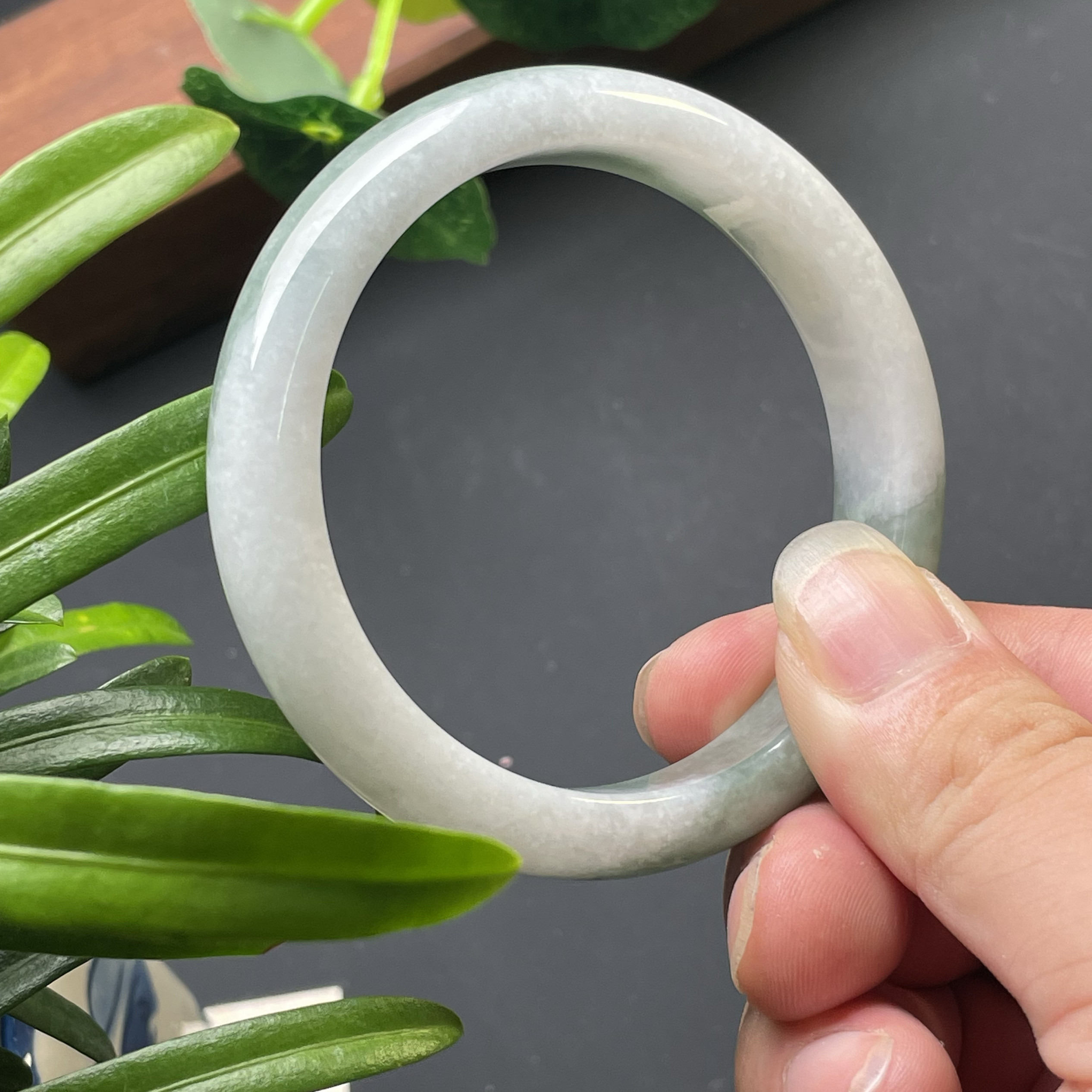 钰松斋源头直发缅甸A货翡翠59mm冰糯种绿彩飘花手镯大圈口手镯