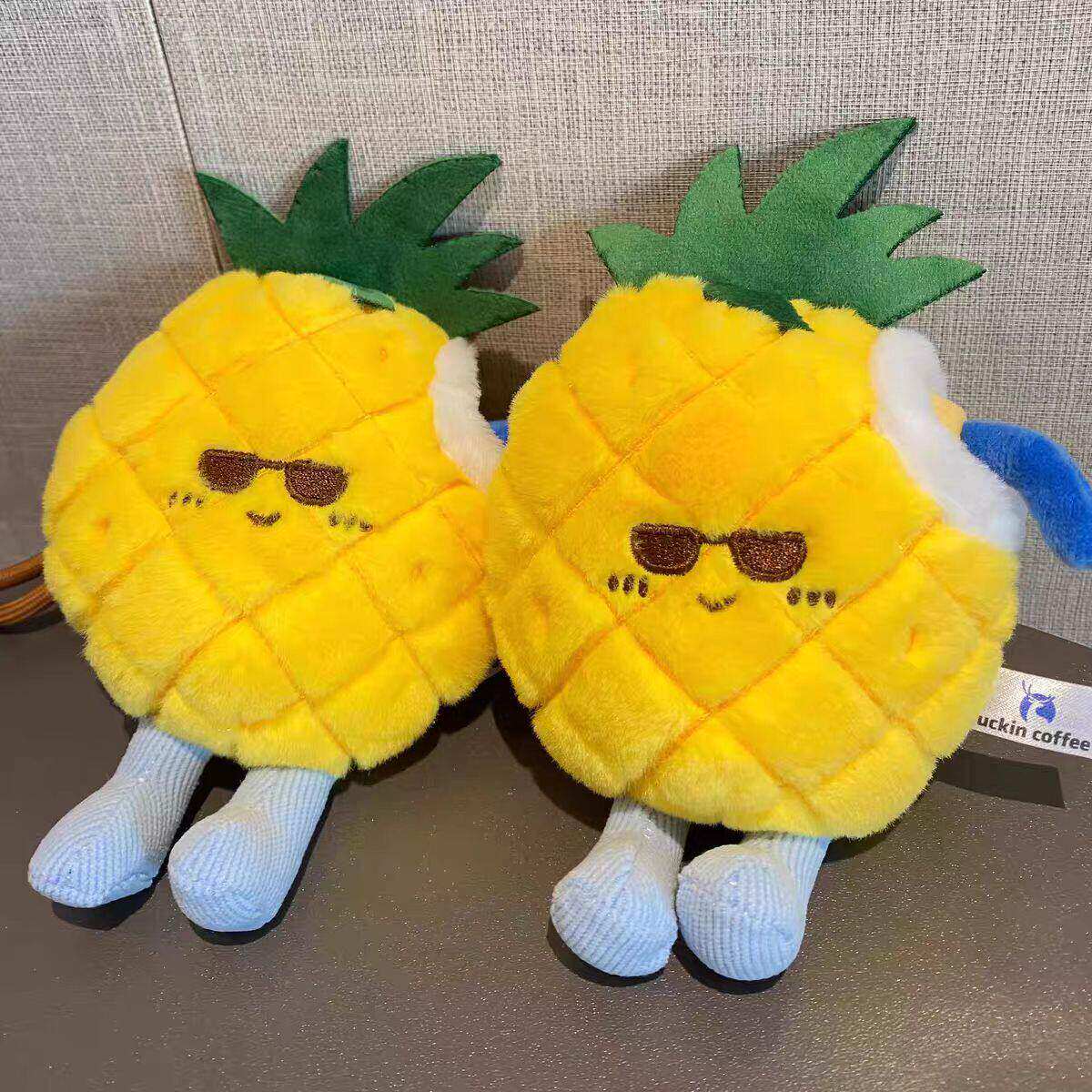 瑞幸新品联名周边菠萝凤梨毛绒包包挂件卡通玩偶送朋友生日礼物