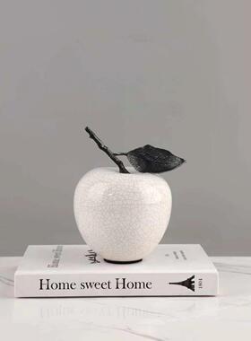轻奢裂纹白色陶瓷苹果桌面摆件