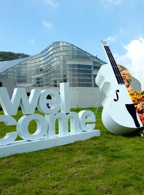 户外美陈摆件金属烤漆立体字落地装饰仿真大提琴雕塑庭院装饰摆件