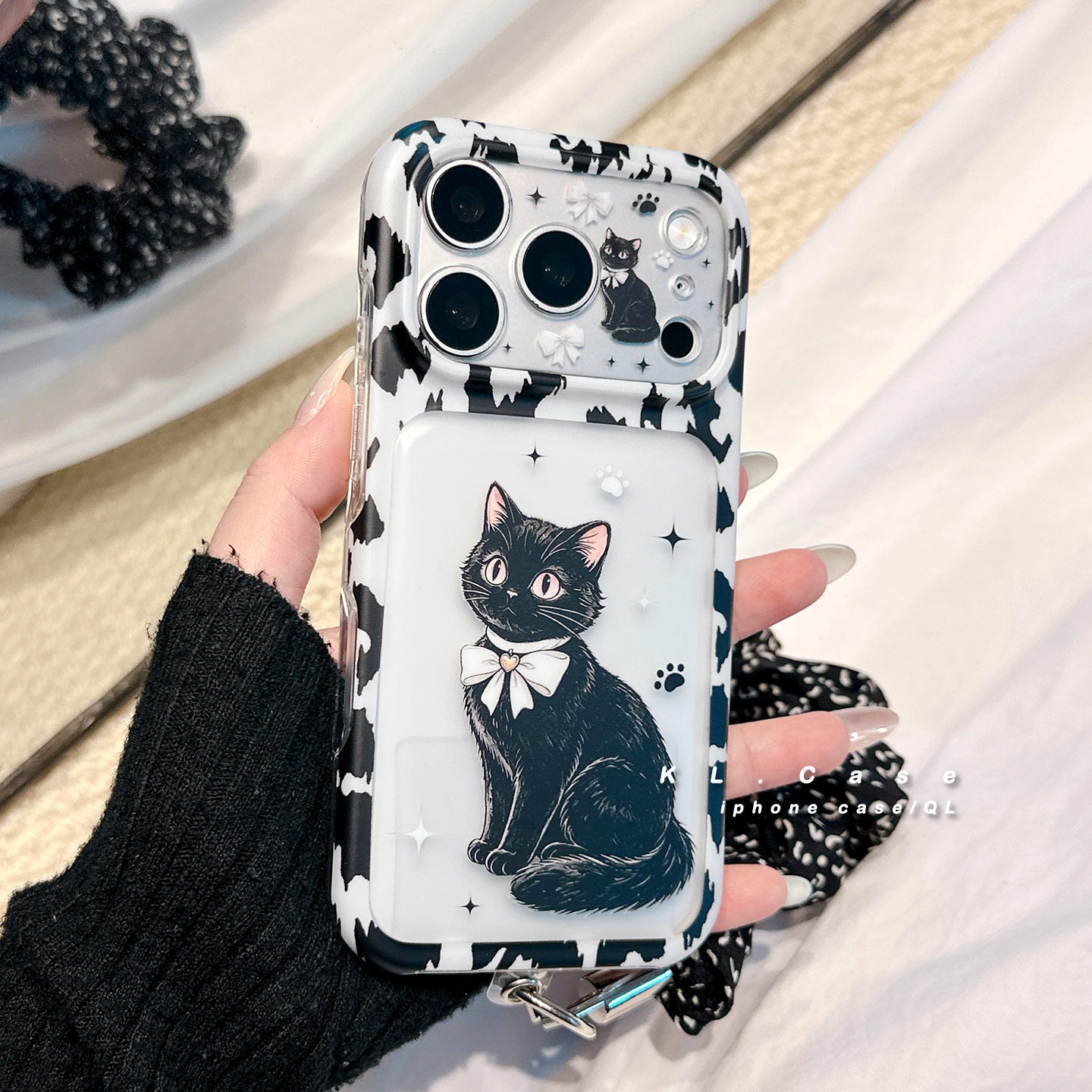 ins韩风可爱黑猫适用苹果18手机壳iPhone18Promax新款17防摔18系列保护套16全包15p小众高级感手腕带软硅胶女