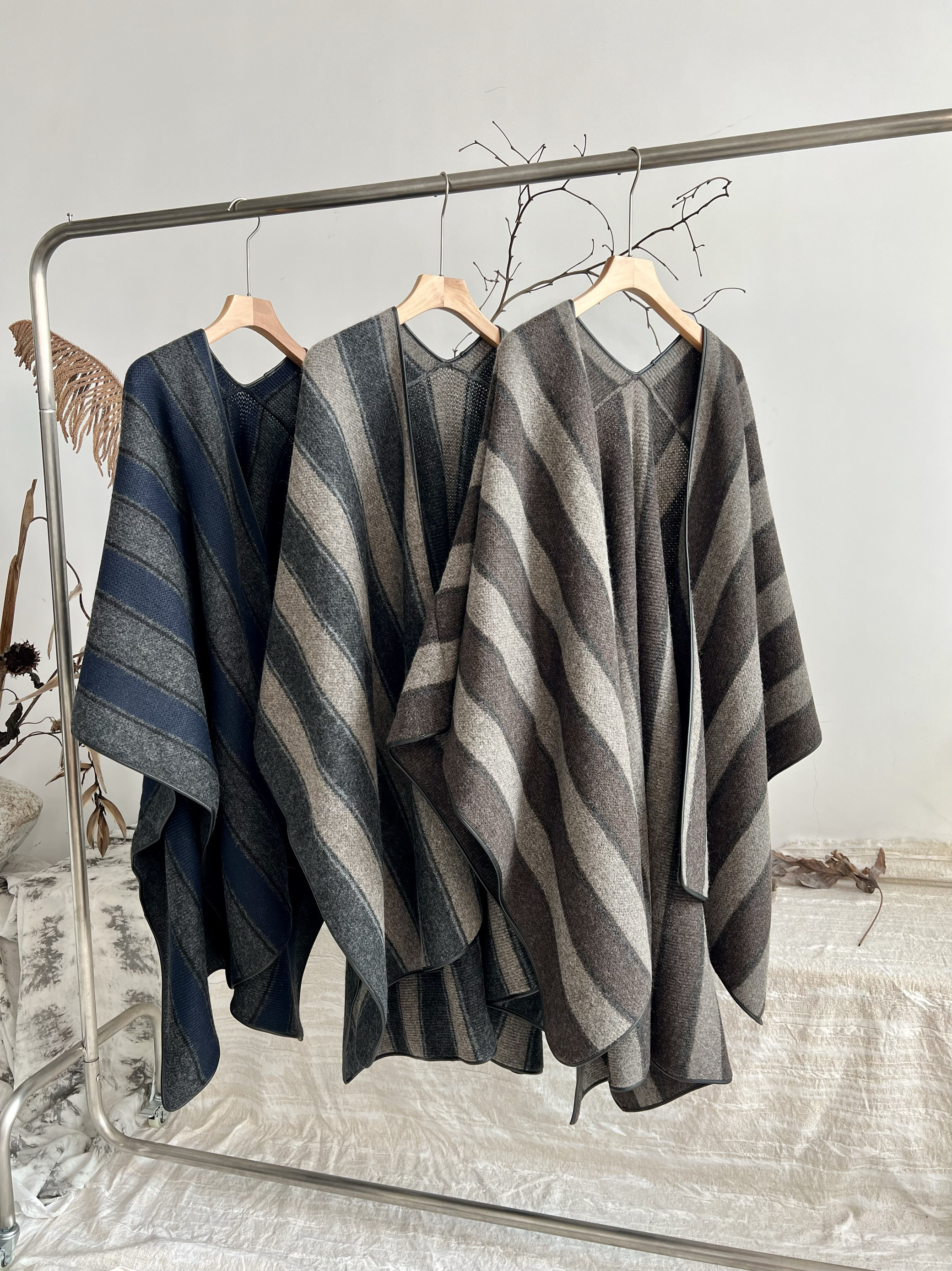 高级感羊毛混纺发披肩围巾气质法式条纹保暖百搭加厚毛呢毛织披肩