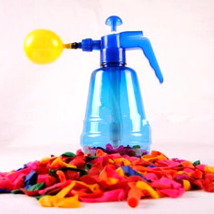 儿童奇特创意注水气球压力喷水壶水球喷壶手动充水球玩具厂家直销