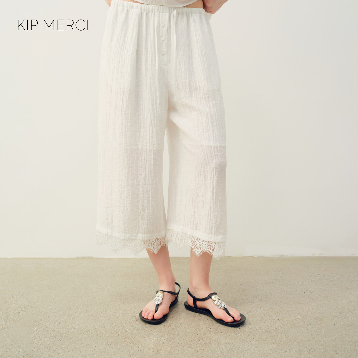 KIP MERCI 2026新款肌理感蕾丝七分裤夏日休闲慵懒风白色百搭中裤
