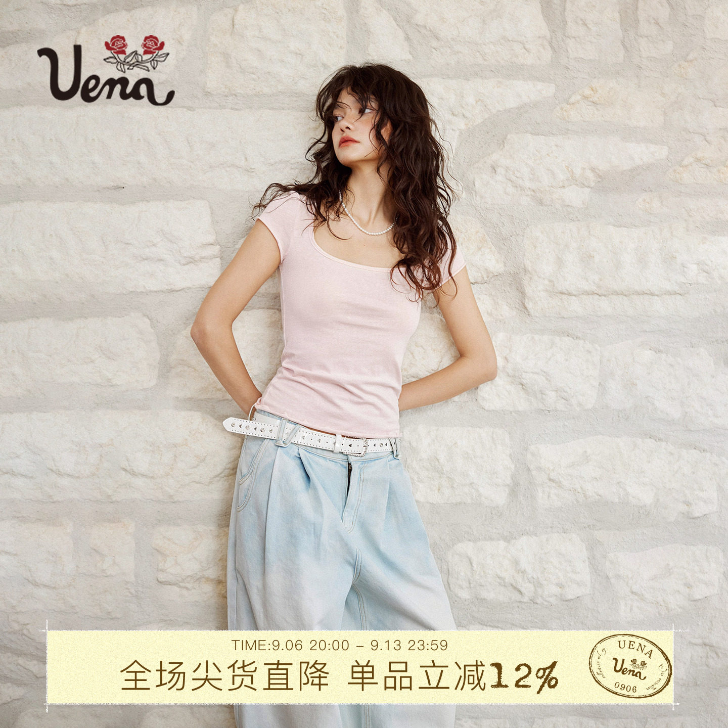 Uena粉色字母刺绣U型方领短袖T恤图片