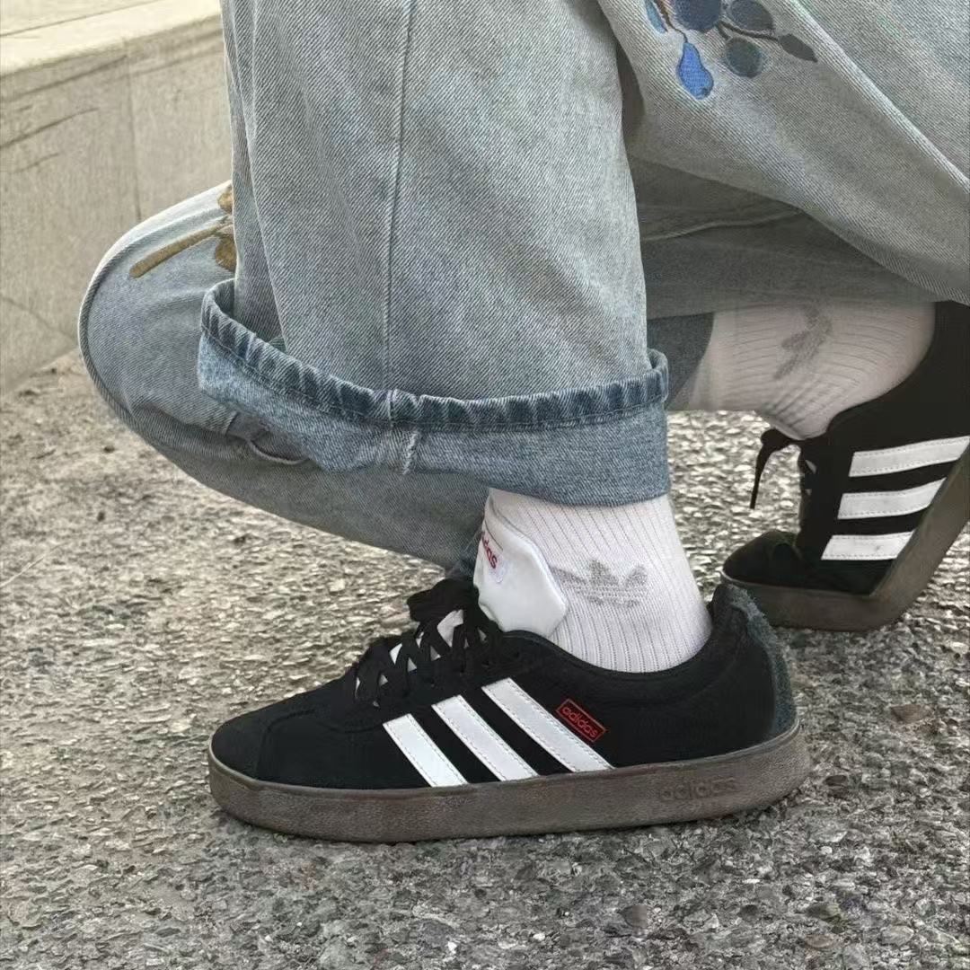 阿迪达斯男款复古低帮耐磨板鞋图片