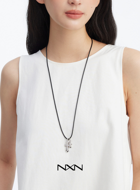 银色十字架吊坠项链女款2025新款轻奢高级感黑绳毛衣链甜酷辣妹风