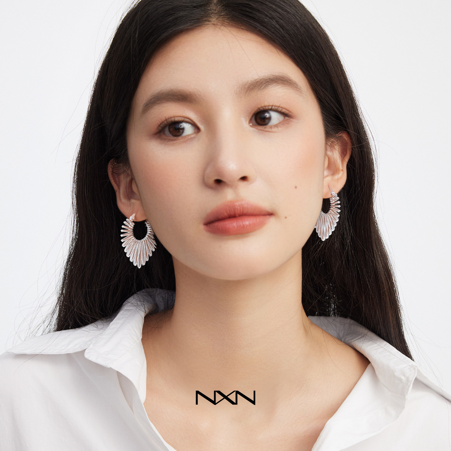 绝美独特夸张线条桃心耳环女2025新款轻奢高级感适合方圆脸的耳饰