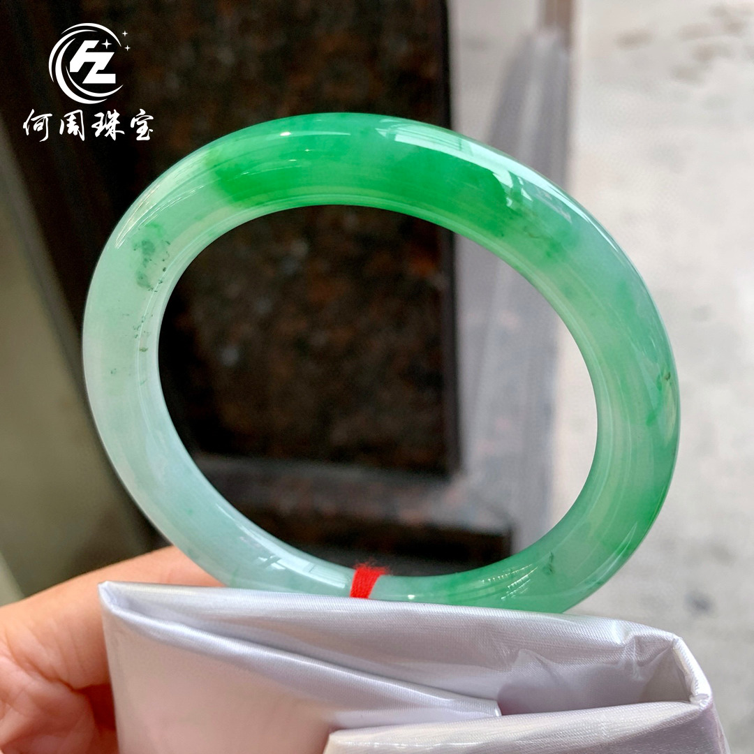 何周珠宝 缅甸天然A货玉石翡翠 老坑冰种飘绿圆条手镯59-60圈口