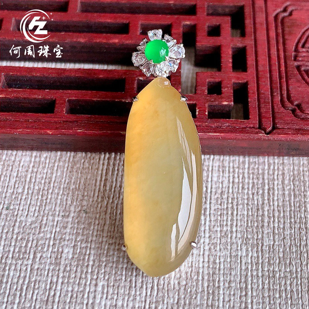 何周珠宝 缅甸天然A货玉石翡翠 18k金伴钻镶嵌冰种黄翡福瓜吊坠