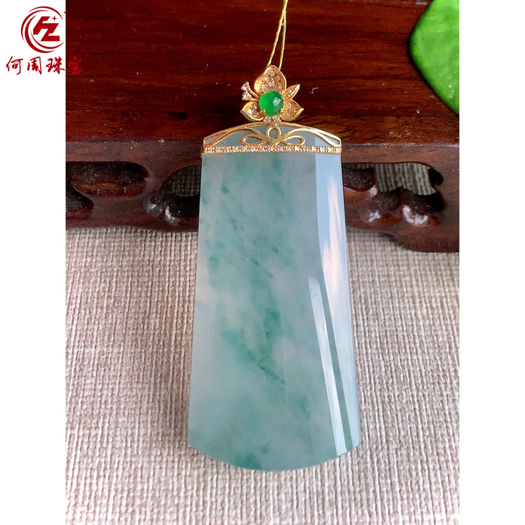 何周珠宝 缅甸天然A货玉石翡翠 18k金伴钻镶嵌冰种飘花无事牌吊坠