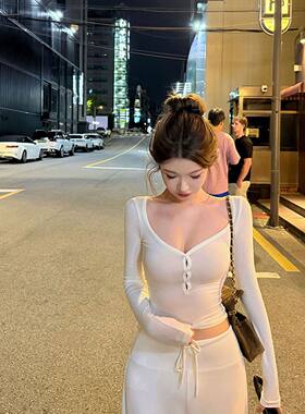 纯欲性感大领口长袖T恤女秋修身收腰短款上衣紧身显瘦内搭打底衫