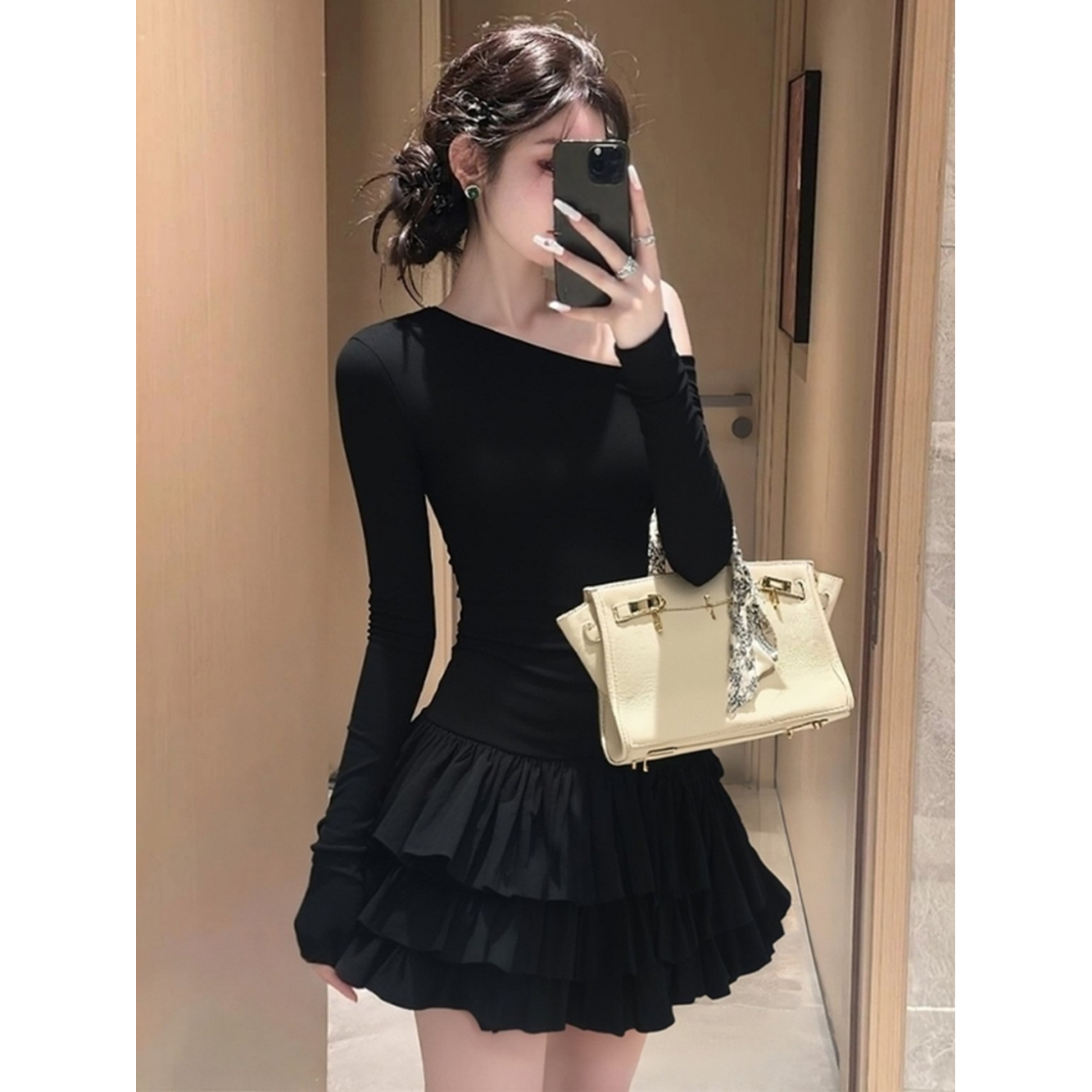 巨好看的秋冬裙子轻奢高级感富家千金小个子辣妹黑色斜肩连衣裙女