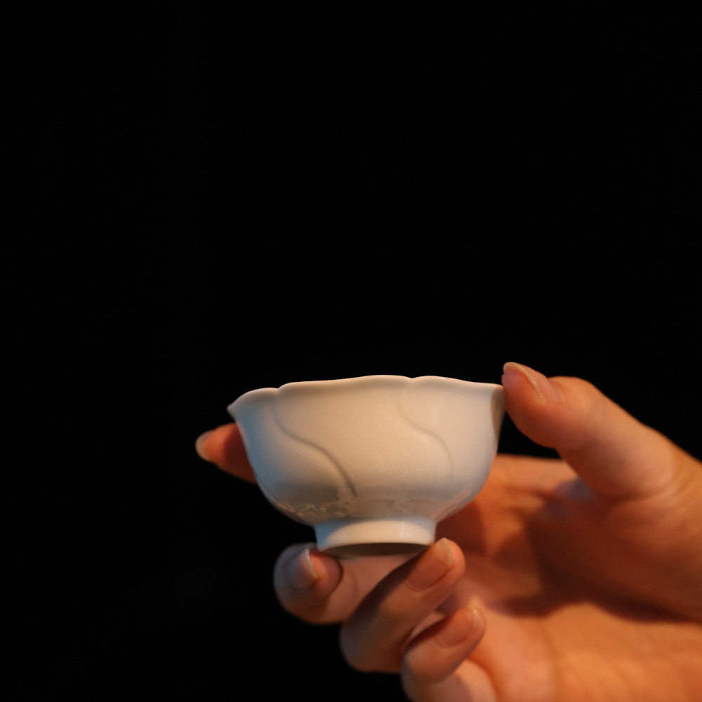 忘言造物茶具甜白釉雕刻莲瓣杯