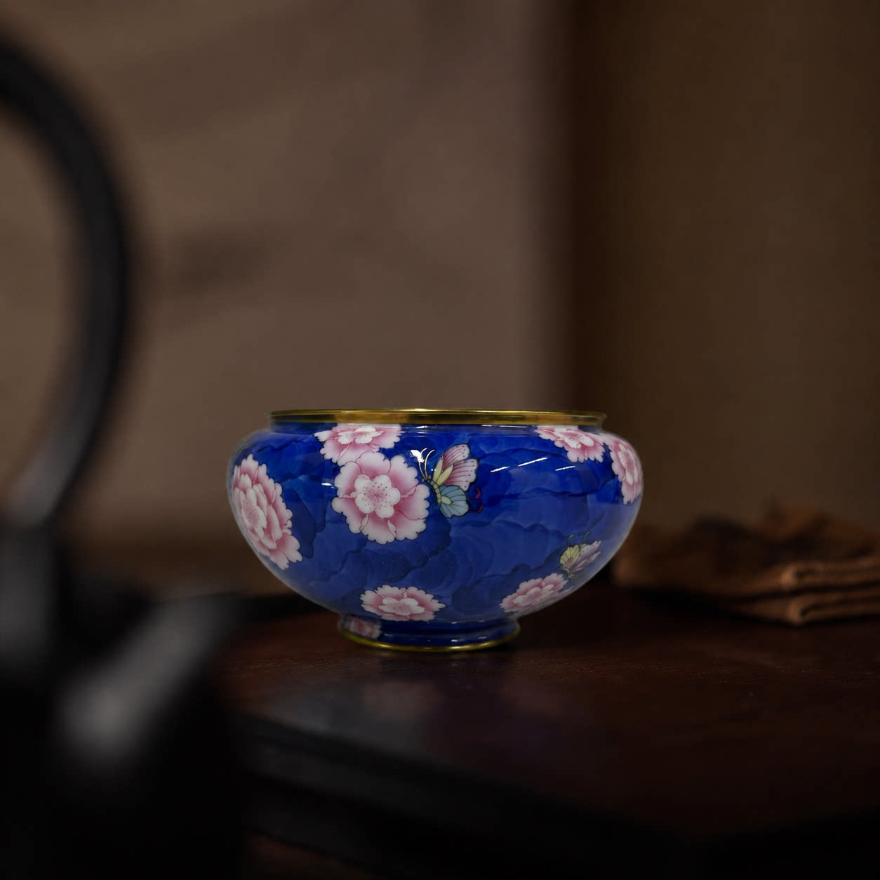 华隐堂青花蓝地斗彩桃花蝴蝶建水