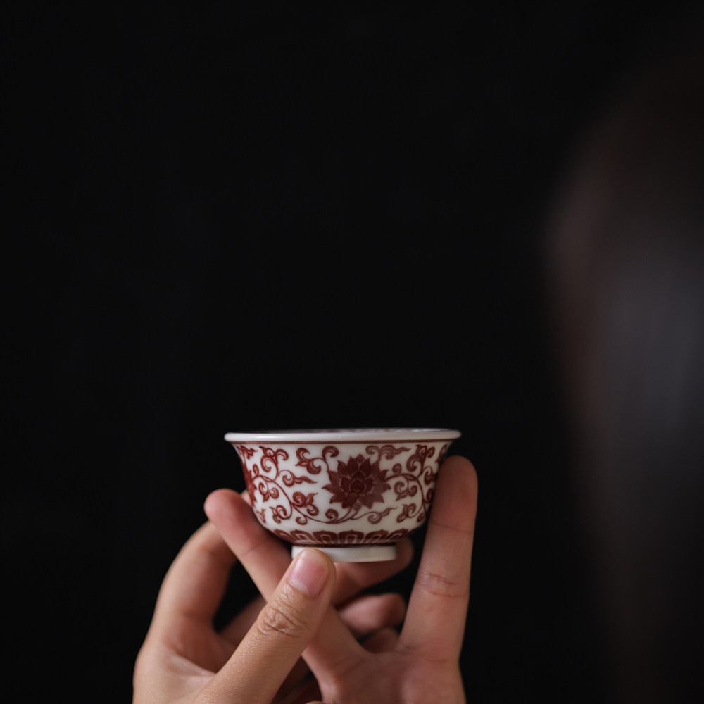 勤义堂青花釉里红缠枝莲小压手杯
