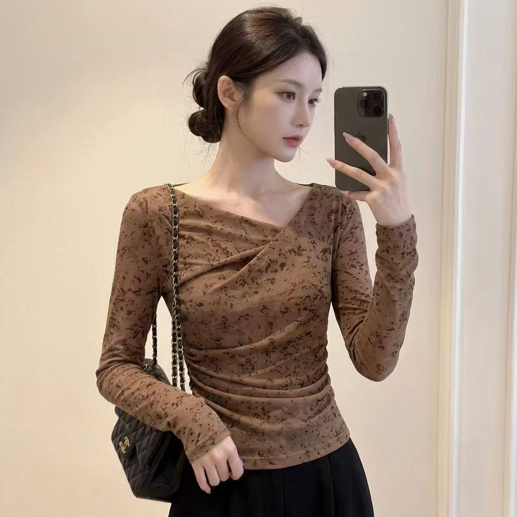高级感交叉斜肩碎花网纱打底衫女修身捏褶显瘦长袖氛围感上衣