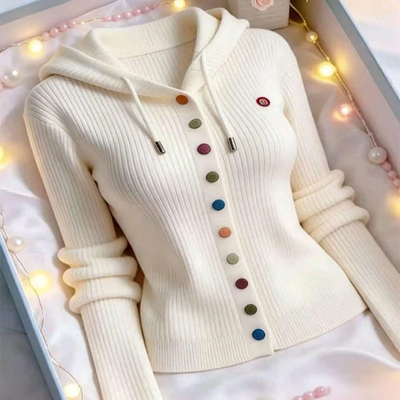 意岚姗服装工厂彩扣连帽针织图片