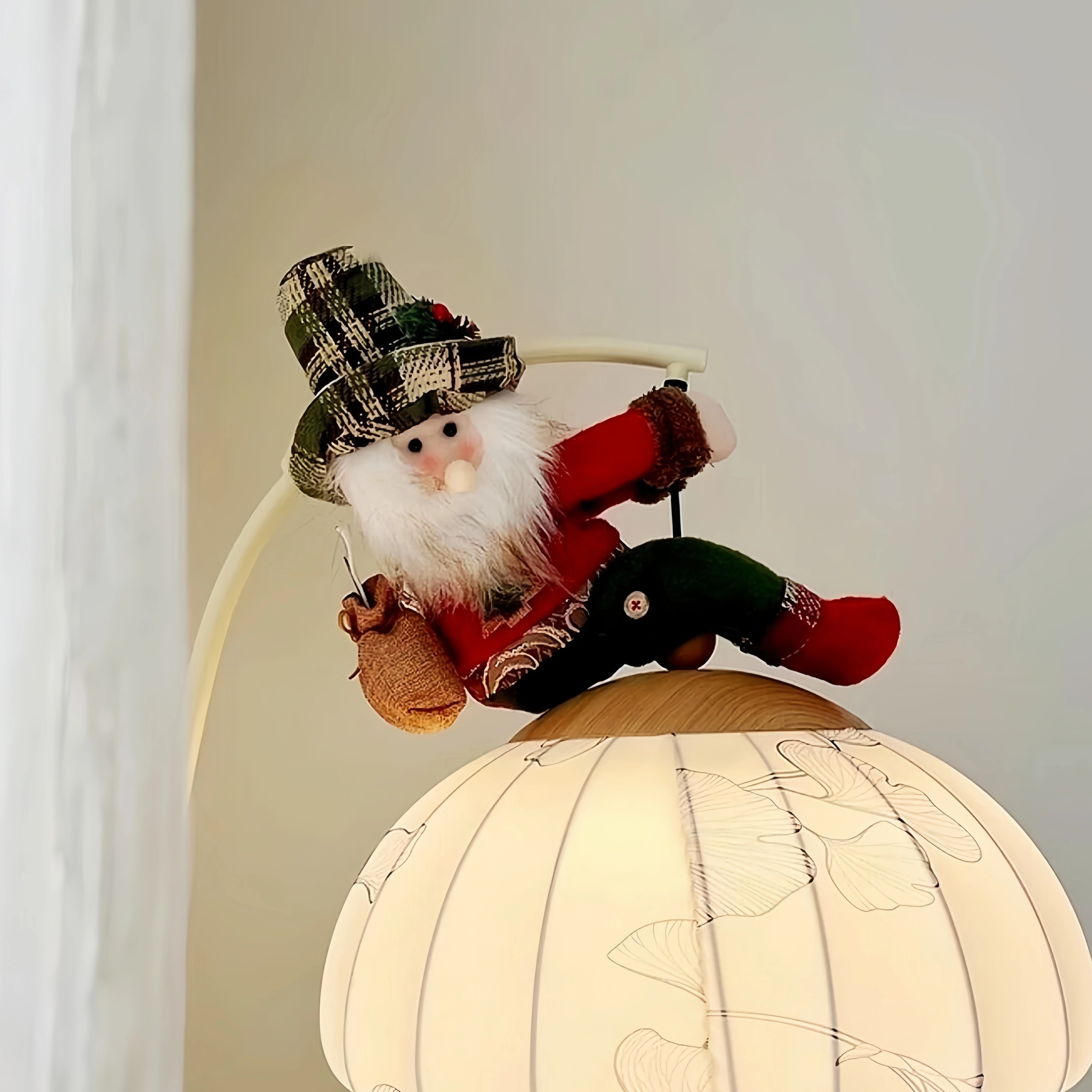 会爬吊灯的圣诞老人你见过吗
