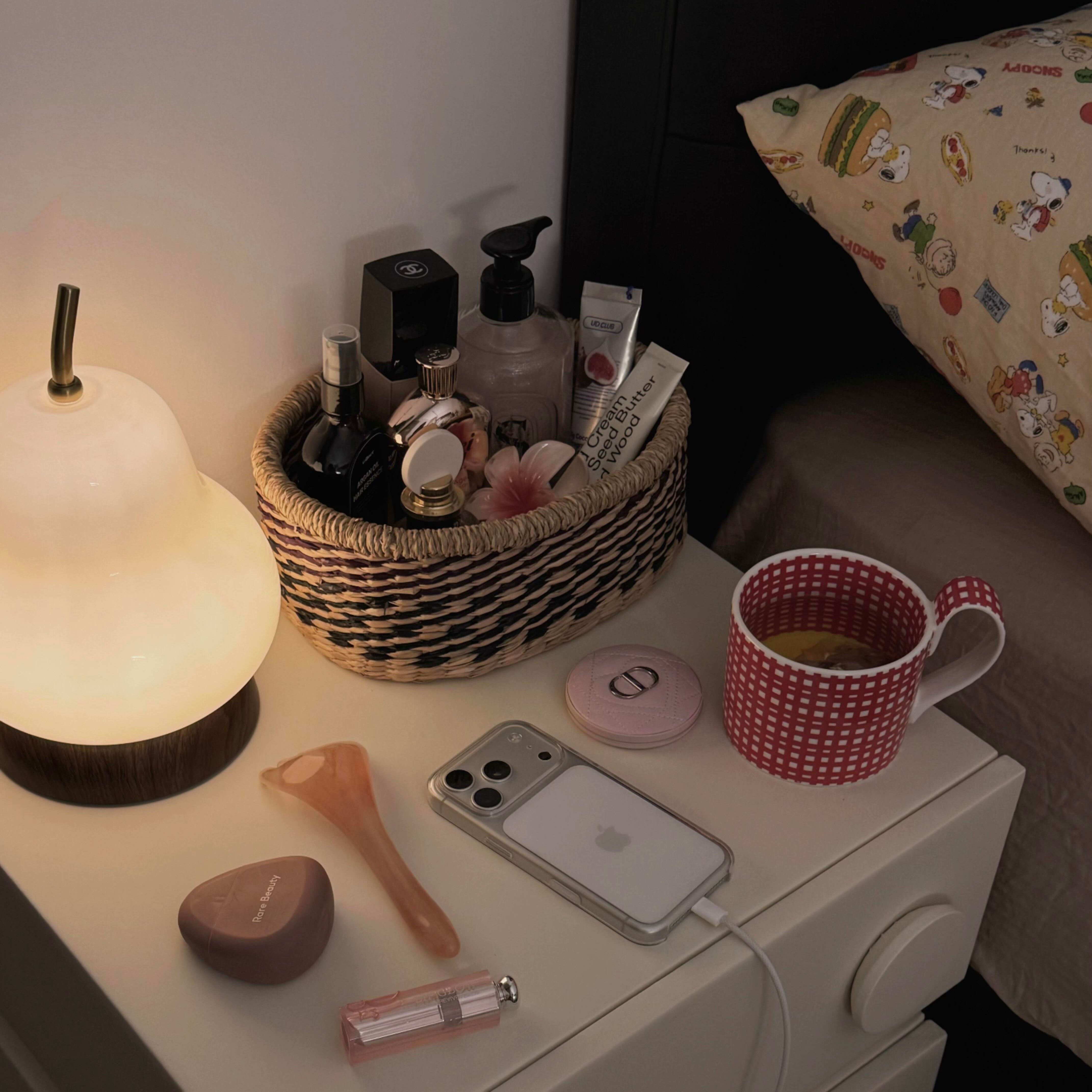 床头柜收纳盒卧室桌面编织收纳筐化妆品杂物藤编收纳篮ins储物盒