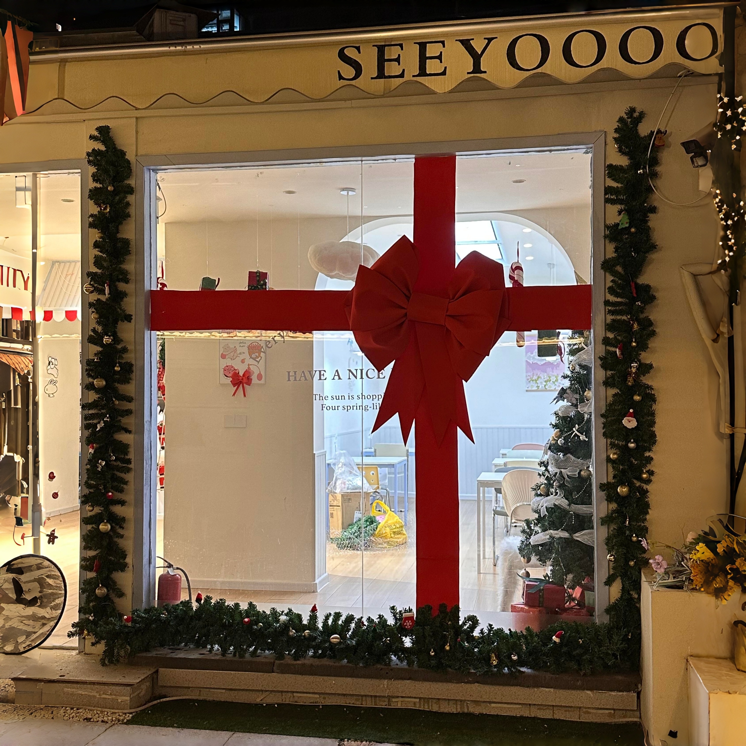 圣诞装饰让店铺也穿上了新衣~