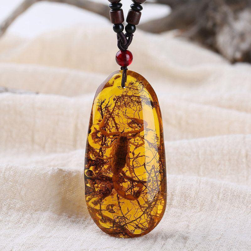 现货速发琥珀昆虫化石吊坠民族风复古蜜蜡水滴蝎子蝴蝶项链长款男