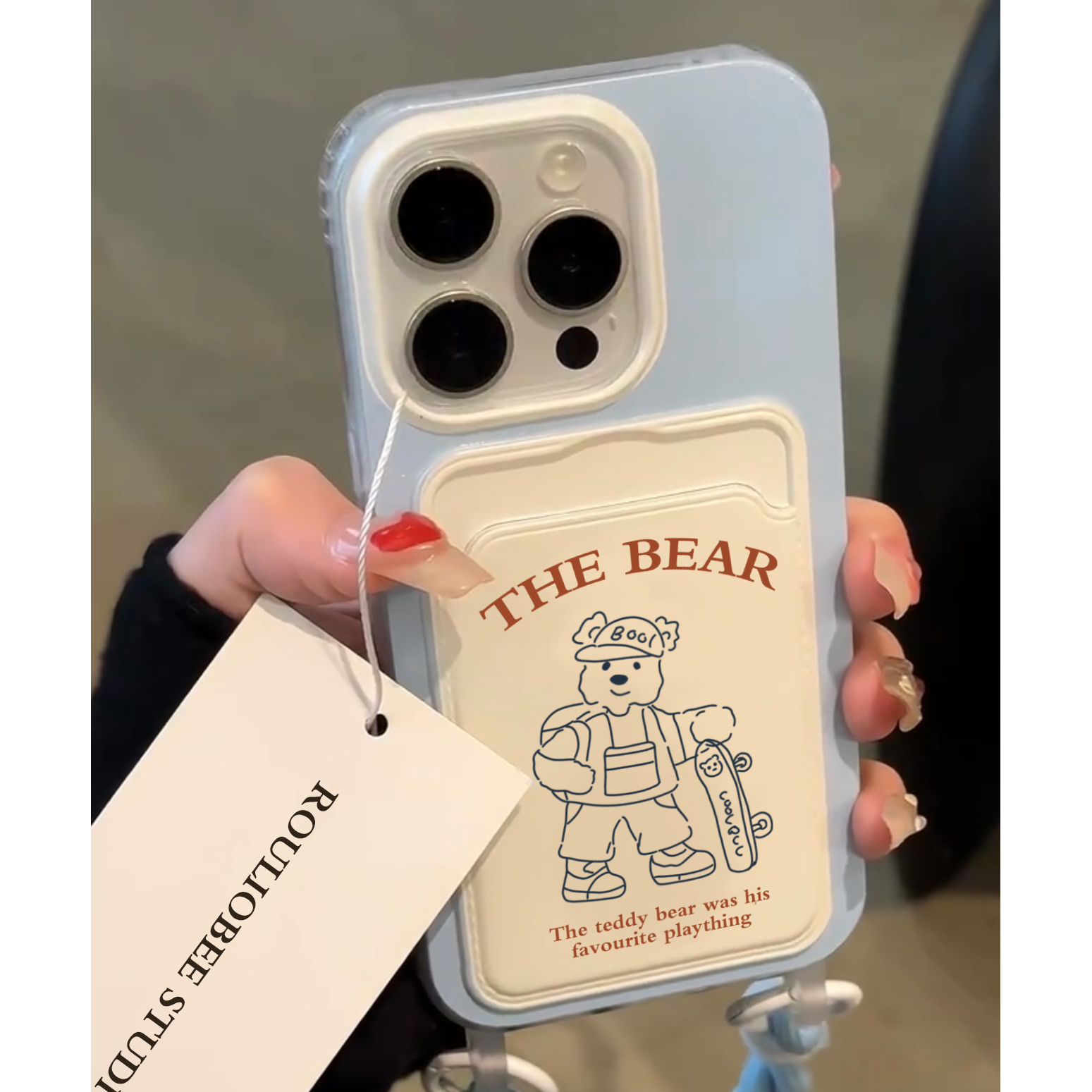 线条小熊插画手腕带iPhone15/14手机壳适用苹果13promax卡包软壳12/11链条挂绳可爱卡通小众蓝色新款女手机套