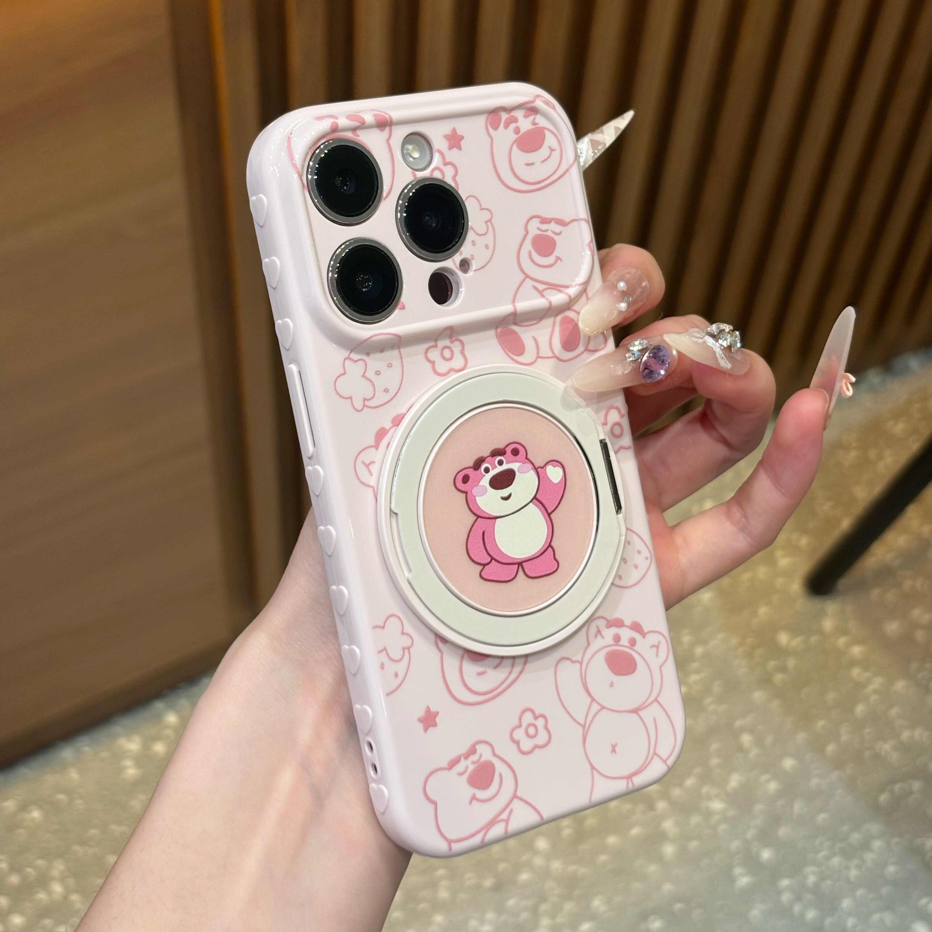 粉色挥手草莓熊旋转支架适用苹果17promax手机壳iPhone16/15新款13华为pura90创意vivoS50小米14红米K80oppo