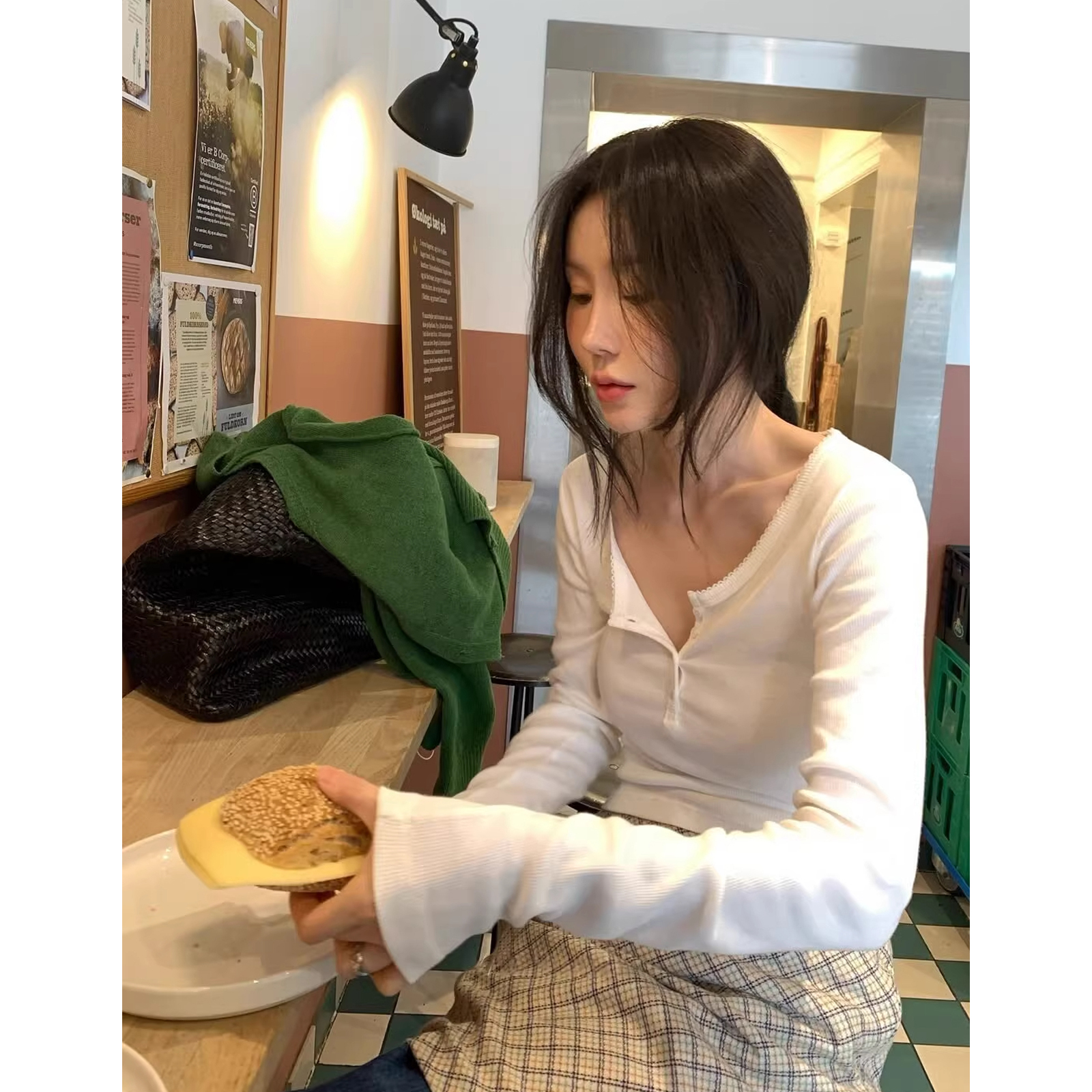 甜美蕾丝花边U领系扣长袖打底衫