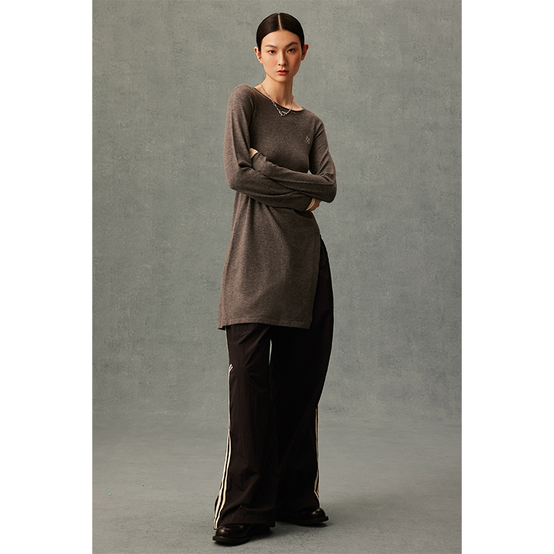 GOODBAI G.B logo刺绣紧身圆领开衩长袖针织衫