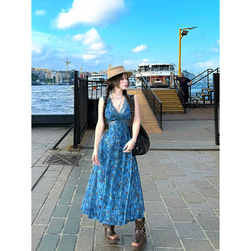 氛围感蓝色碎花蕾丝吊带连衣裙