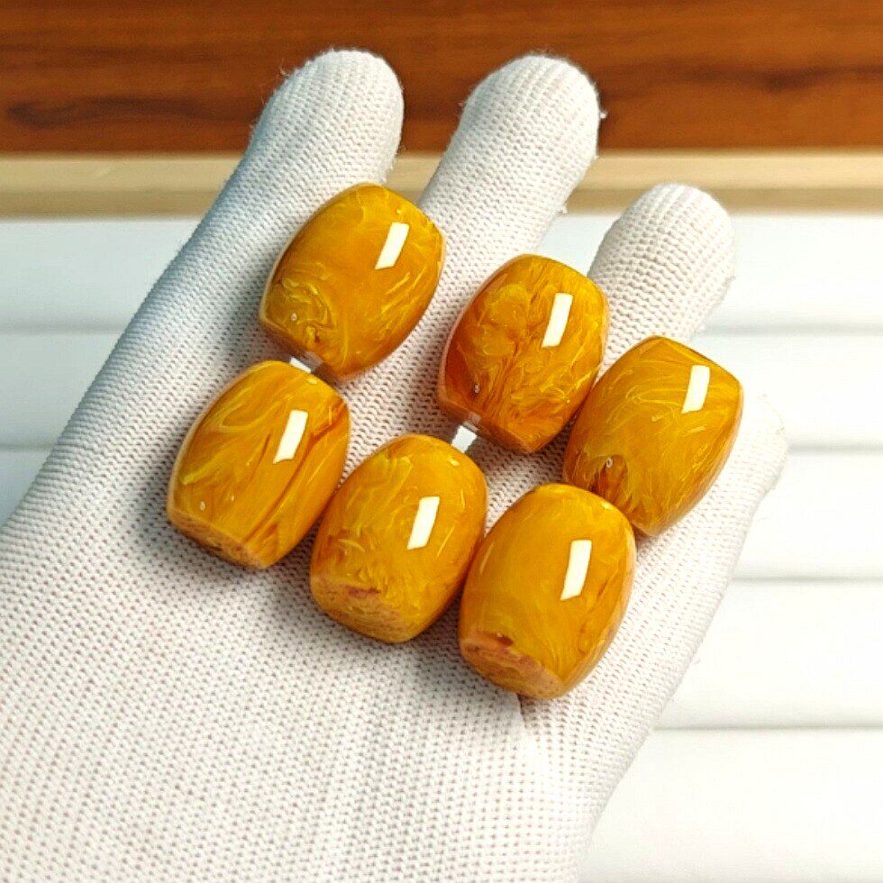 天然二代琥珀蜜蜡鸡油黄