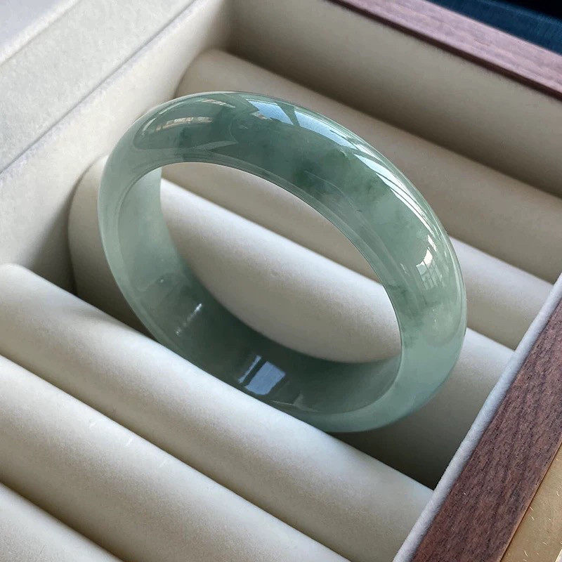 缅甸糯豆种翡翠手镯冰透