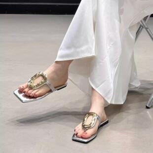 金属方扣露趾人字拖鞋女夏外穿方头夹趾平底凉鞋2025新款防滑耐磨