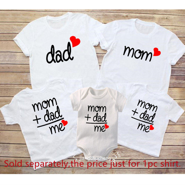 엄마 아빠 나 가족 일치하는 의상 아버지 딸 아들 천