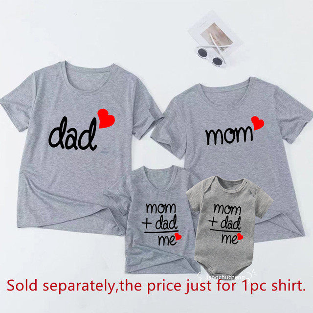 엄마 아빠 나 가족 일치하는 의상 아버지 딸 아들 천