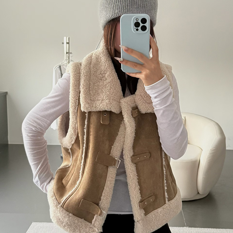 羊羔毛加厚马甲女秋冬新款皮毛一体牛角扣马夹背心短外套保暖上衣