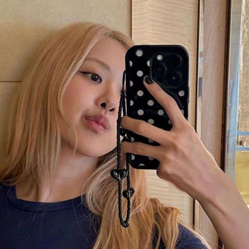 rose朴彩英同款波点手机壳适用16苹果17ProMax手机壳iPhone15爱心挂绳14新款12Pro软13保护套XR甜酷辣妹XS