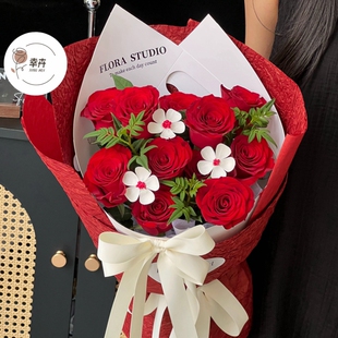 新款英文圆舞曲定型片网红波点卡纸手工diy鲜花包装资材花束内衬