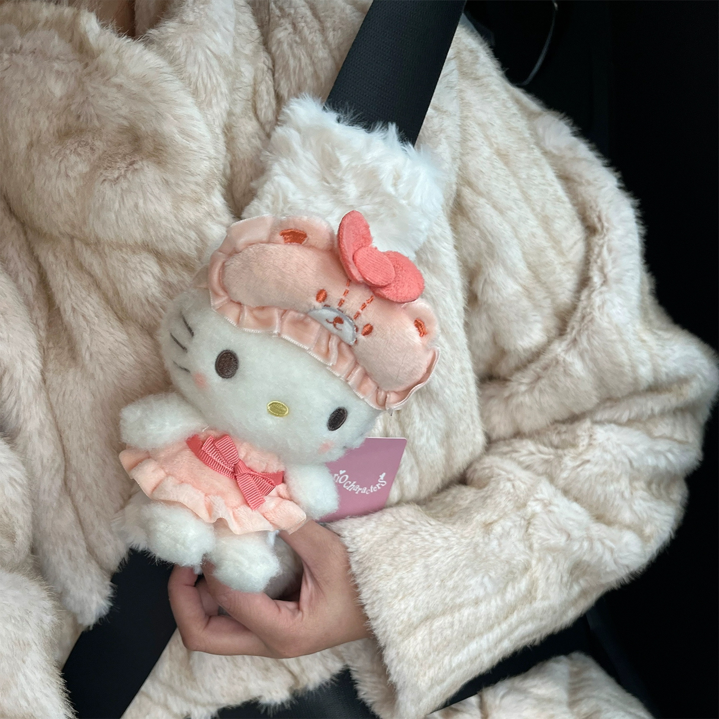 凯蒂猫安全带护肩套保护套汽车装饰高级感女玩偶毛绒多巴胺防勒脖