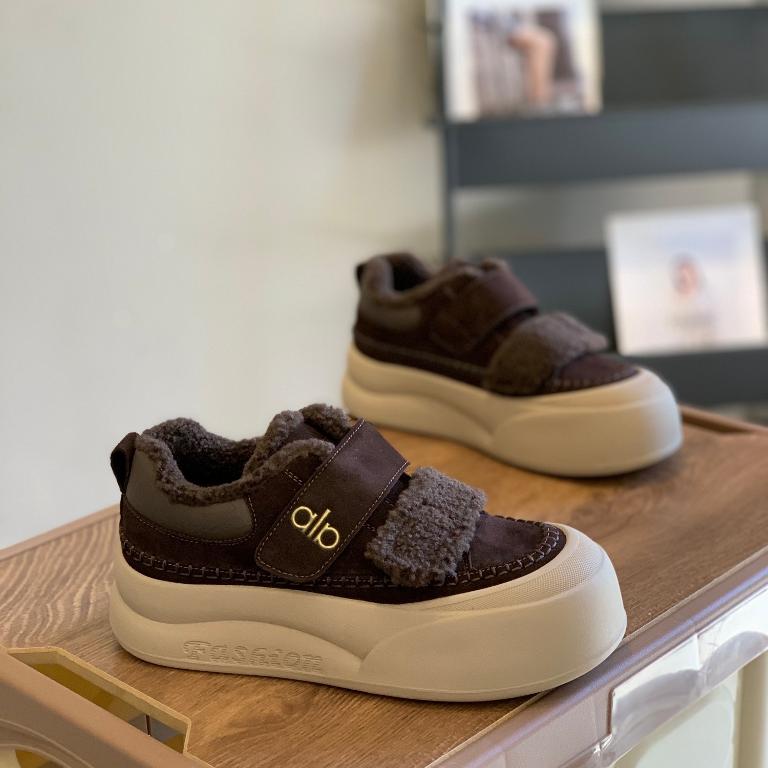 加绒保暖魔术贴一脚蹬厚底小白鞋