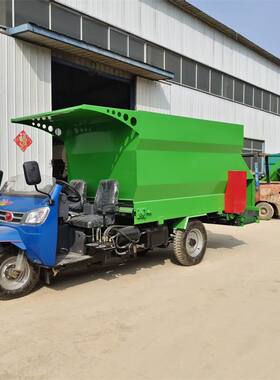 养殖饲喂自动撒料车25马力柴油型撒料机牛羊草料颗粒料抛洒机