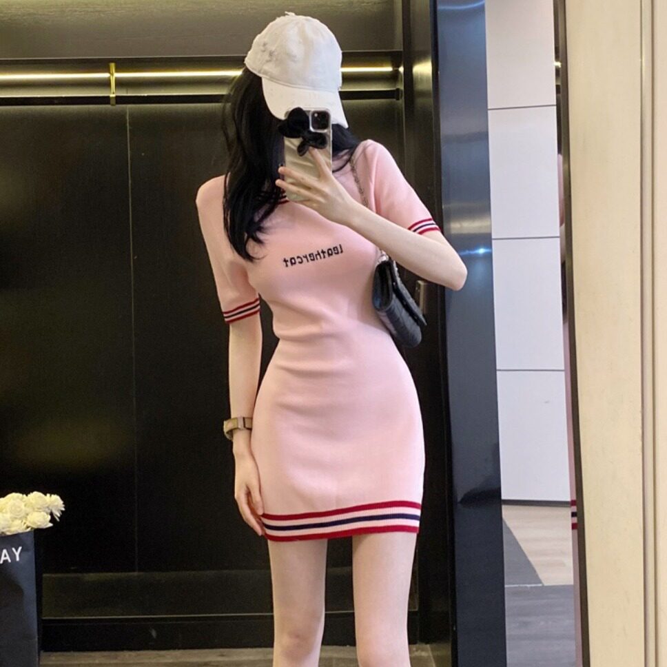 简单大方连衣裙2026年夏季新款收腰显瘦小个子针织短裙