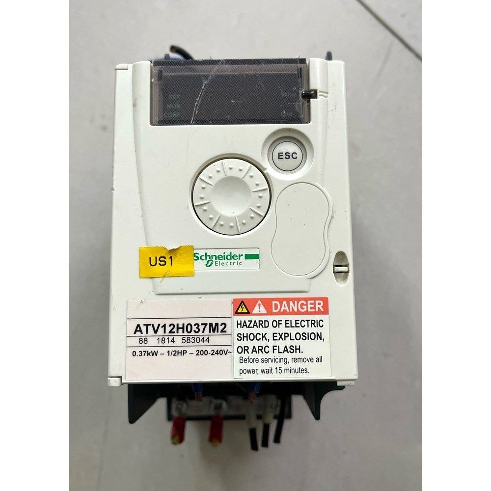 施耐德ATV12H037M2一台0.37kw.实物拍摄 议价